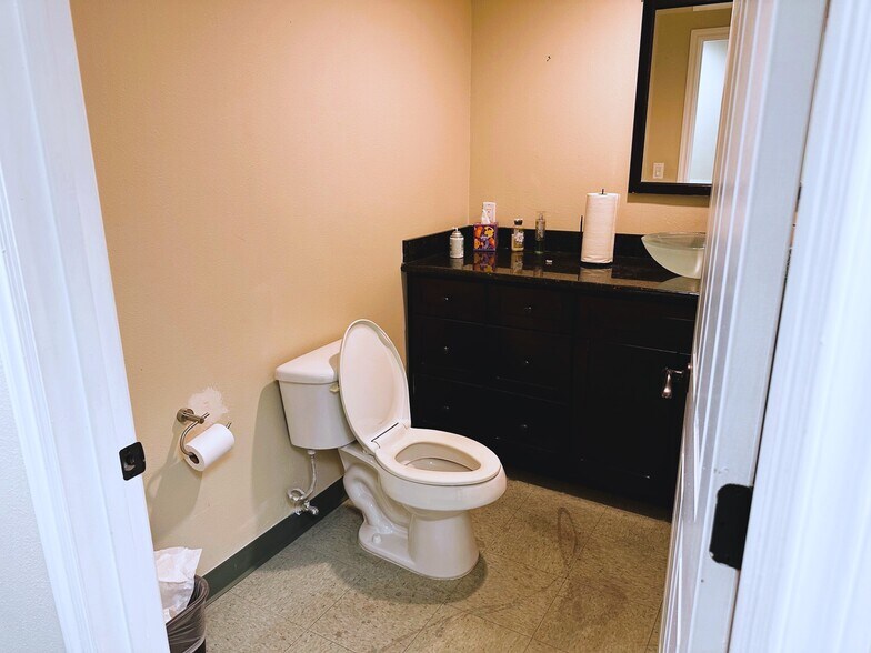 More Photos Of 8419 La Mesa Blvd, La Mesa Medical For Lease