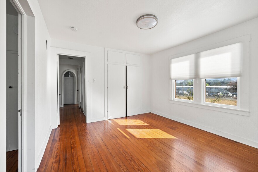 More Photos Of 616 W Live Oak St, Fredericksburg General Retail For Sale