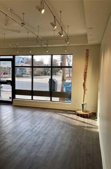 More Photos Of 165 Lakeshore Rd E, Mississauga Apartments For Lease
