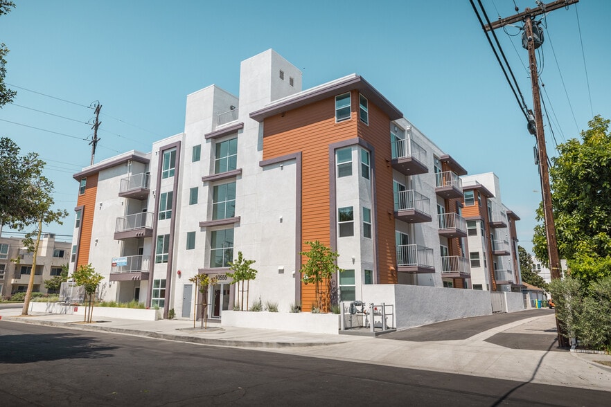 More Photos Of 10555 Bloomfield St, Toluca Lake Apartments For Sale