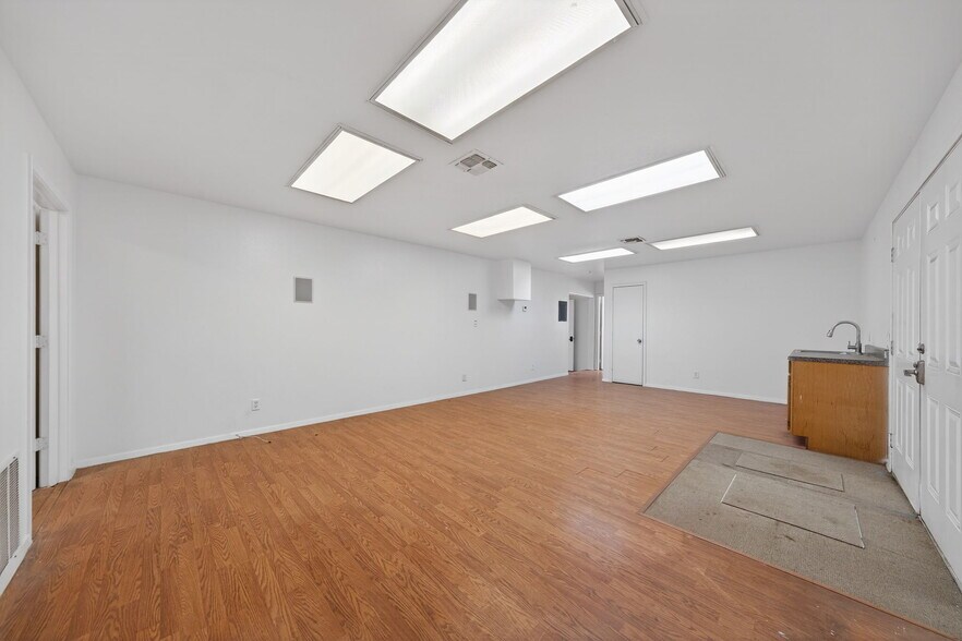 More Photos Of 3215 Zanderson Ave, Jourdanton Loft Creative Space For Lease