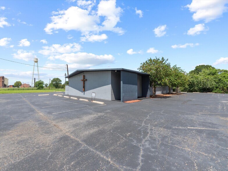 More Photos Of 121 Wood St, Sugar Land Religious Facility For Sale
