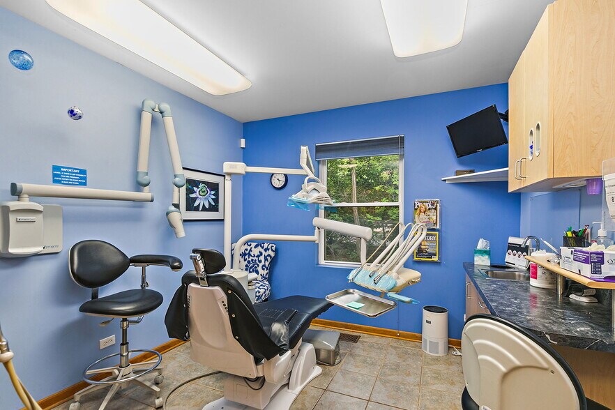 More Photos Of 712 W Main St, West Dundee Medical For Sale