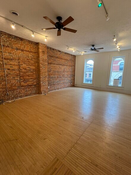 More Photos Of 221-223 E State St, Rockford Storefront Retail Residential For Lease