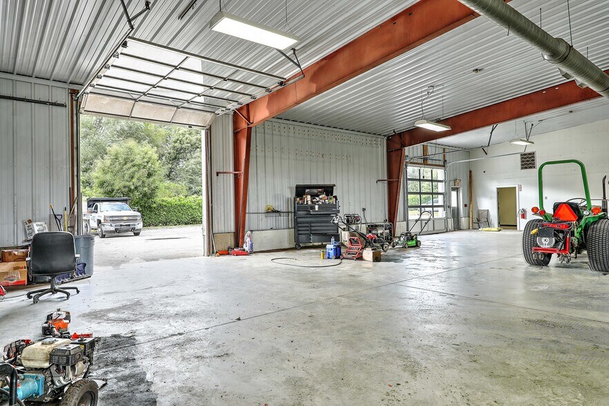 More Photos Of 1055 E Main Rd, Portsmouth Warehouse For Lease