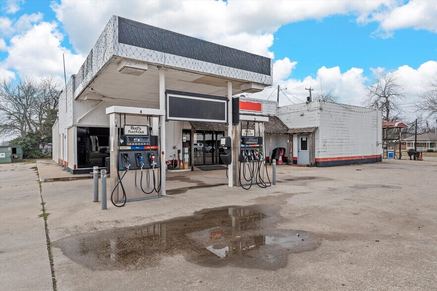 More Photos Of 201 W Oak St, West Service Station For Sale