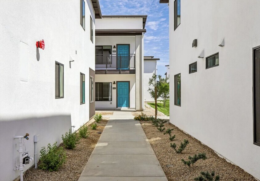 More Photos Of 6077 N 60th Ave, Glendale Dormitory For Sale