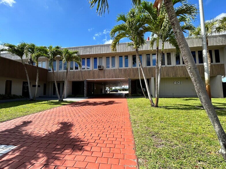 More Photos Of 4121-4141 NW 5th St, Plantation Medical For Sale