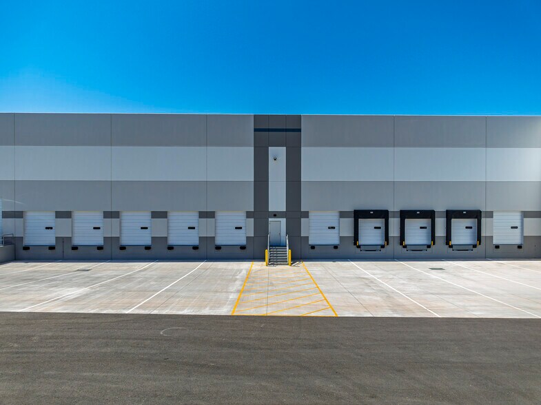 More Photos Of 13550 N Dysart Rd, Surprise Distribution For Lease