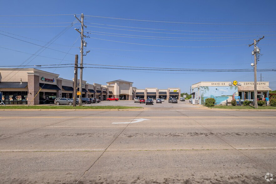More Photos Of 8000-8022 NW 39th Expressway, Bethany Freestanding For Lease