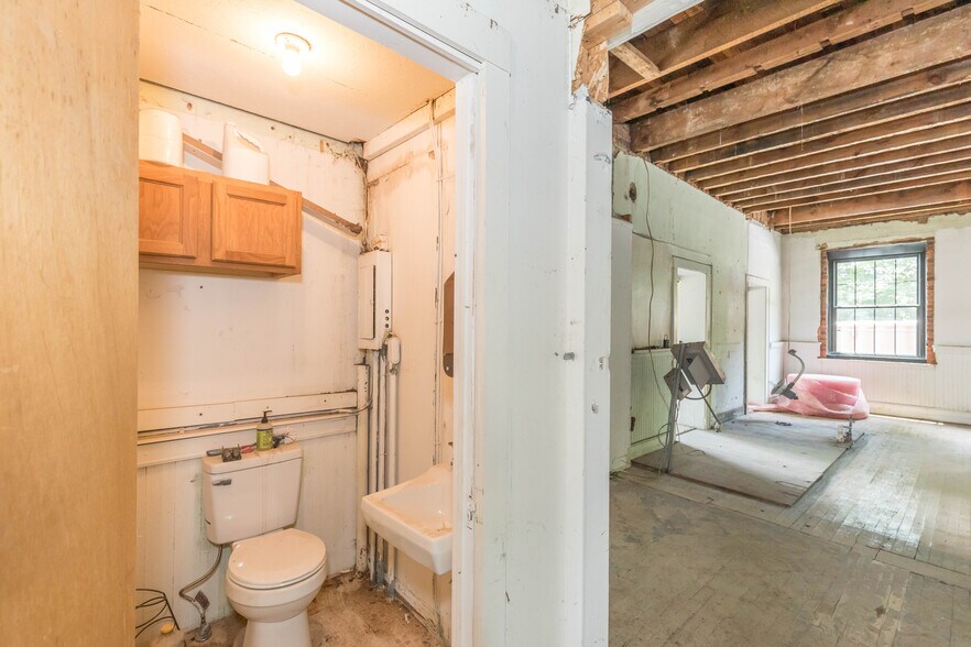 More Photos Of 1340 W Main St, Wytheville Loft Creative Space For Sale