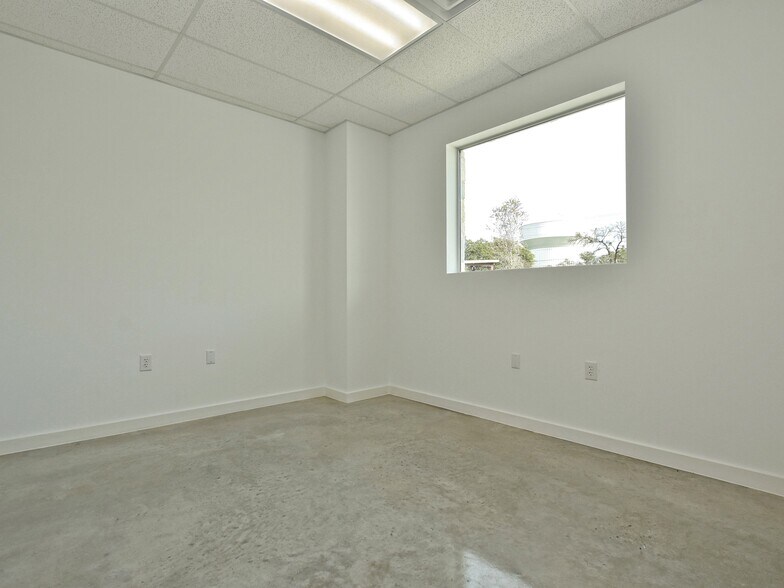 More Photos Of 401 S Chitalpa St, Leander Flex For Sale
