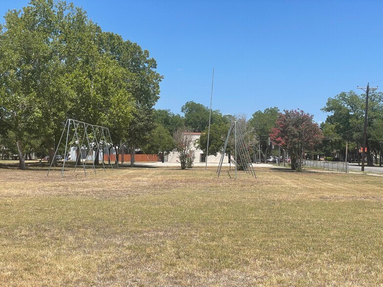 More Photos Of 216 E College St, Seguin Flex For Sale