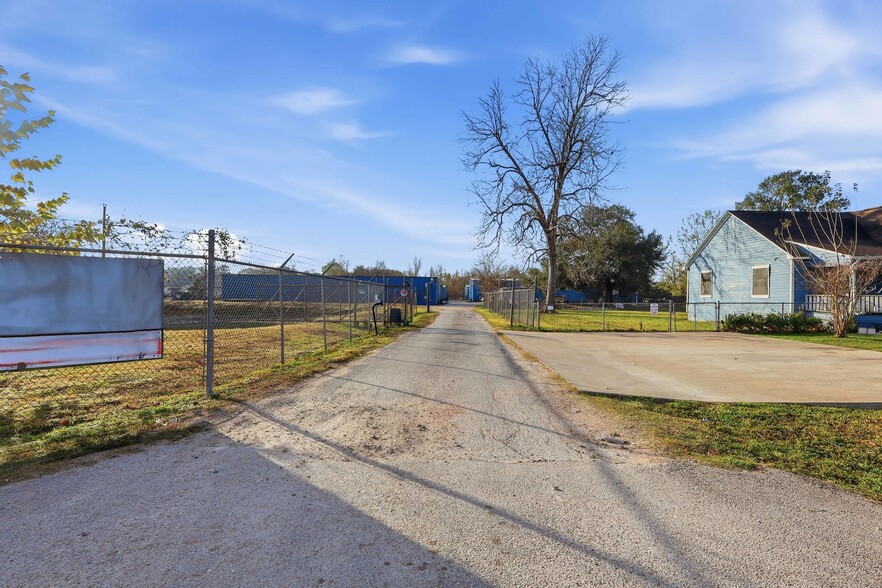 More Photos Of 522 Crenshaw Rd, Pasadena Self Storage For Sale