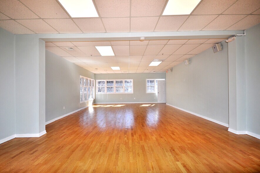 More Photos Of 75 Berlin Rd, Cromwell Medical For Sale