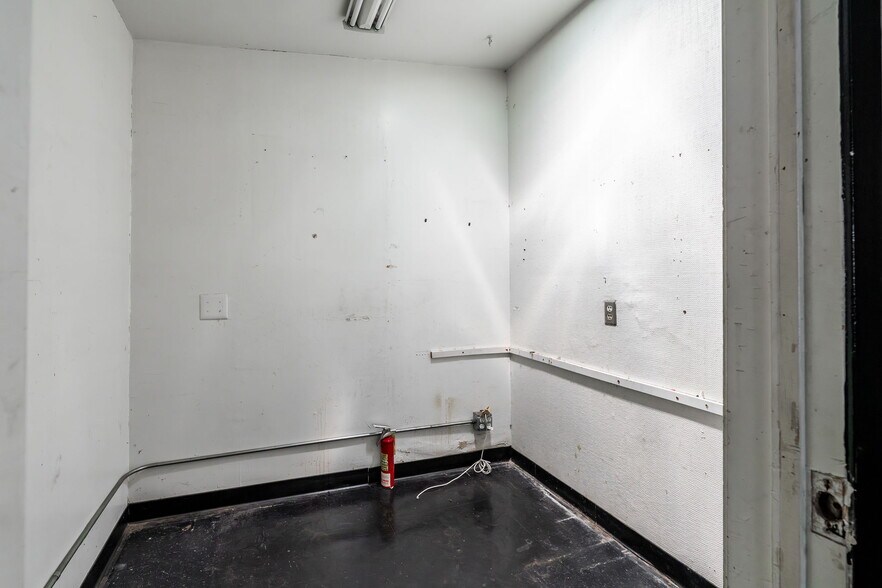 More Photos Of 723-727 N Fairfax Ave, Los Angeles General Retail For Lease