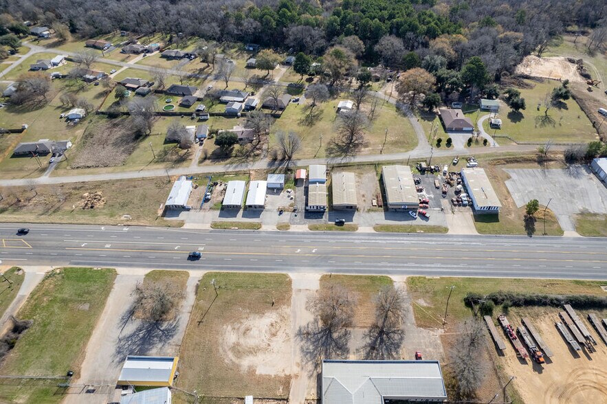 More Photos Of 5424 W Oak St, Palestine Showroom For Lease