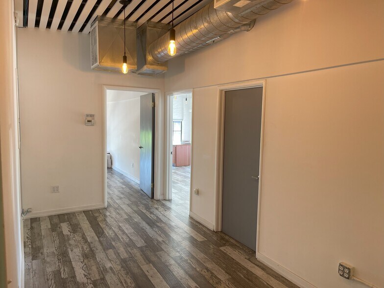 More Photos Of 2295 San Pablo Ave, Berkeley Showroom For Lease