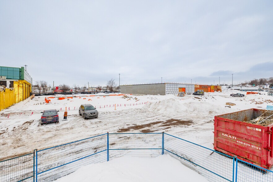 Primary Photo Of 300 Rue Sicard, Ste-Thérèse General Retail For Lease