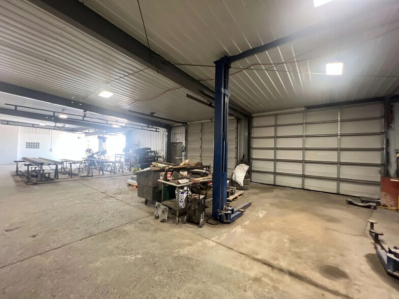 More Photos Of 205 35th St, Bettendorf Warehouse For Lease