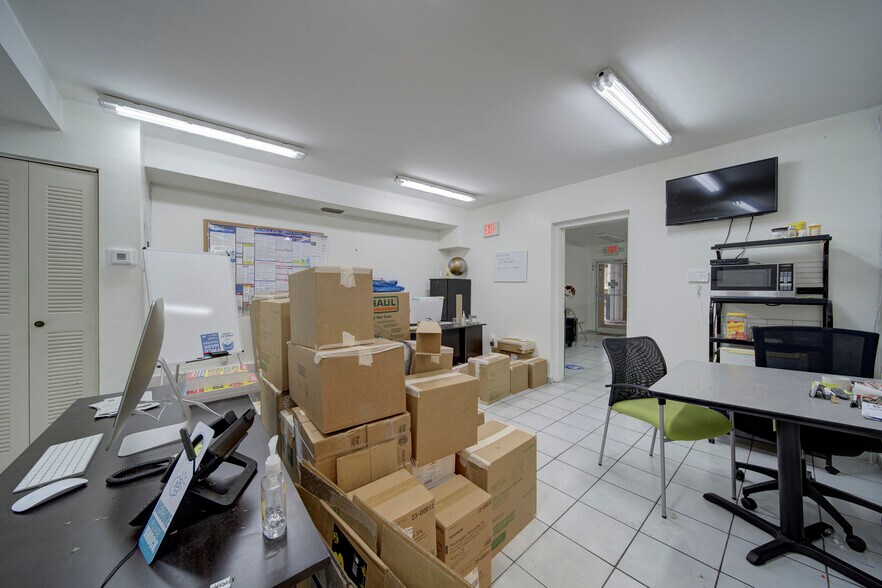 More Photos Of 330-332 W 9th St, Hialeah Storefront Retail Office For Lease