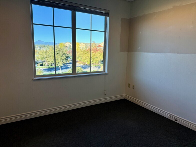 More Photos Of 486 SW Bluff Dr, Bend Office For Lease