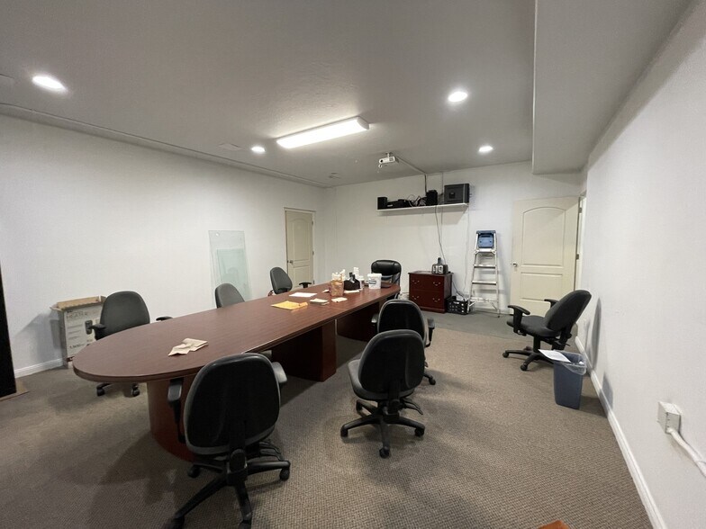 More Photos Of 111 N Geneva Rd, Orem Light Manufacturing For Lease