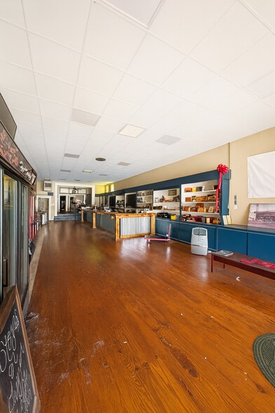 More Photos Of 100 Musgrove St, Clinton Storefront Retail Office For Lease