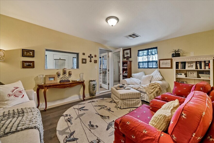 More Photos Of 19709 Ventura Blvd, Woodland Hills Office For Sale