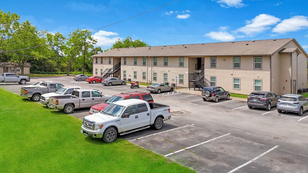 More Photos Of 1201 W 10th St, Bonham Apartments For Sale