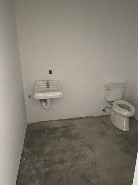 More Photos Of 580 S Alameda St, Los Angeles Storefront Retail Office For Lease