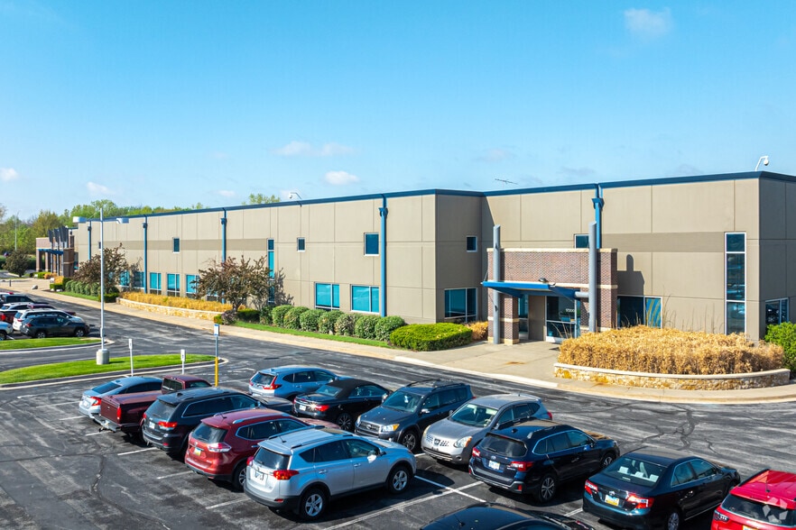 More Photos Of 17300-17330 W 119th St, Olathe Flex For Lease