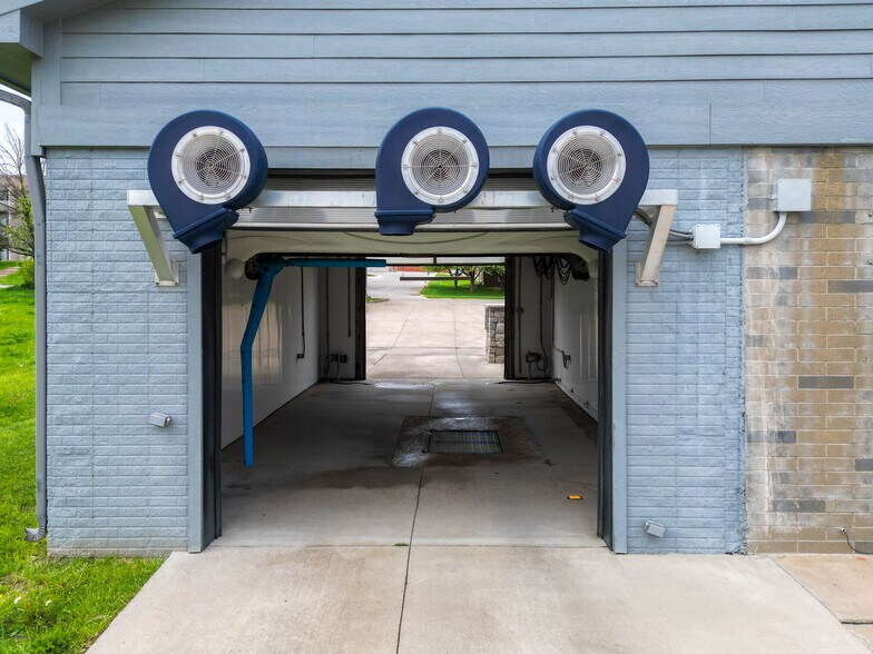 More Photos Of 875 Sherrylynn Blvd, Pleasant Hill Carwash For Sale