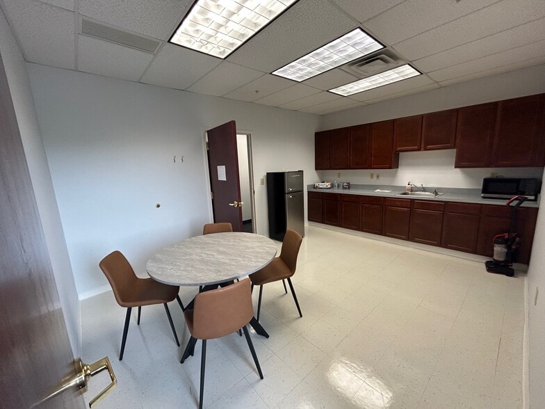 More Photos Of 450 Alkyre Run Dr, Westerville Medical For Sale
