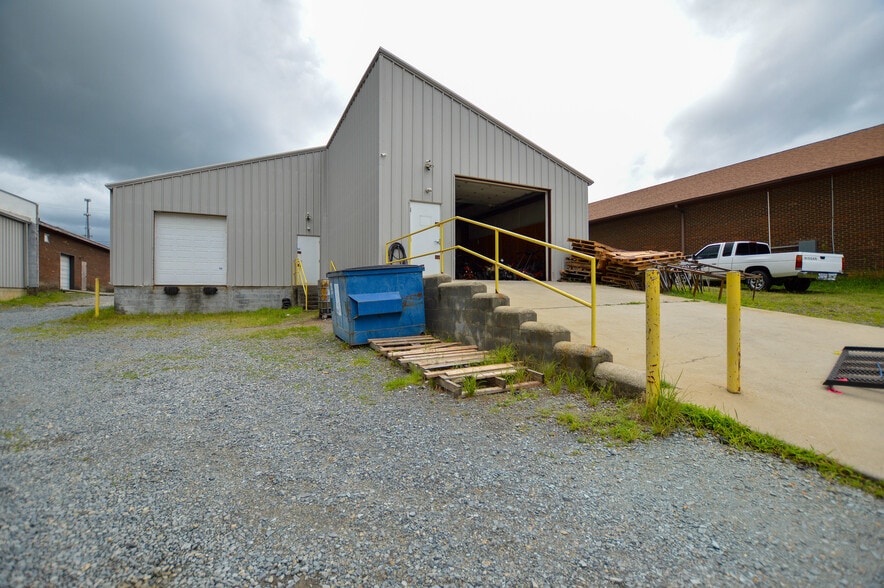 More Photos Of 12056 Stallings Commerce Dr, Matthews Showroom For Lease