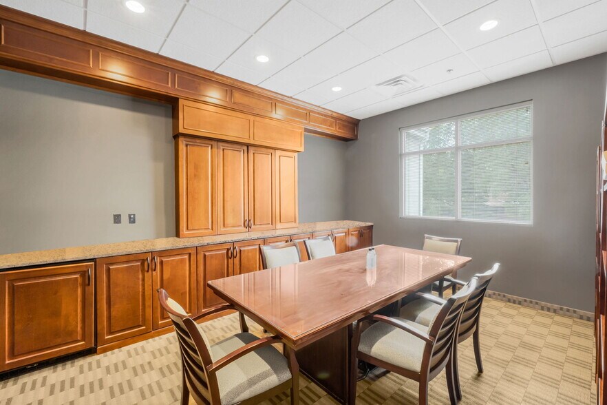 More Photos Of 7430 S Creek Rd, Sandy Office For Lease