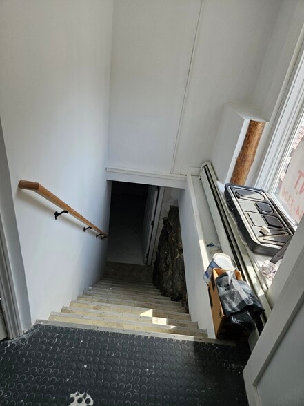 More Photos Of 25 Main St, Plymouth General Retail For Lease