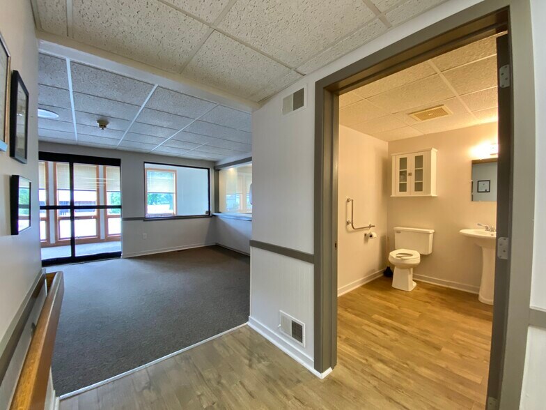 More Photos Of 915 N Hanover St, Elizabethtown Medical For Sale