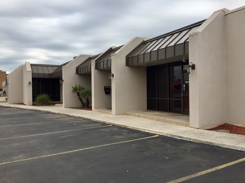 More Photos Of 8800-8844 Tradeway St, San Antonio Showroom For Lease