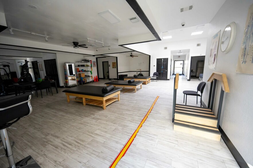 More Photos Of 517 N Carrier Pky, Grand Prairie Medical For Lease