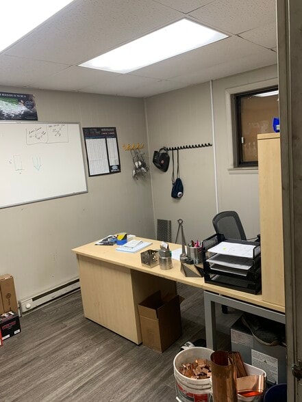 More Photos Of 70 Pitney Rd, Lancaster Warehouse For Lease