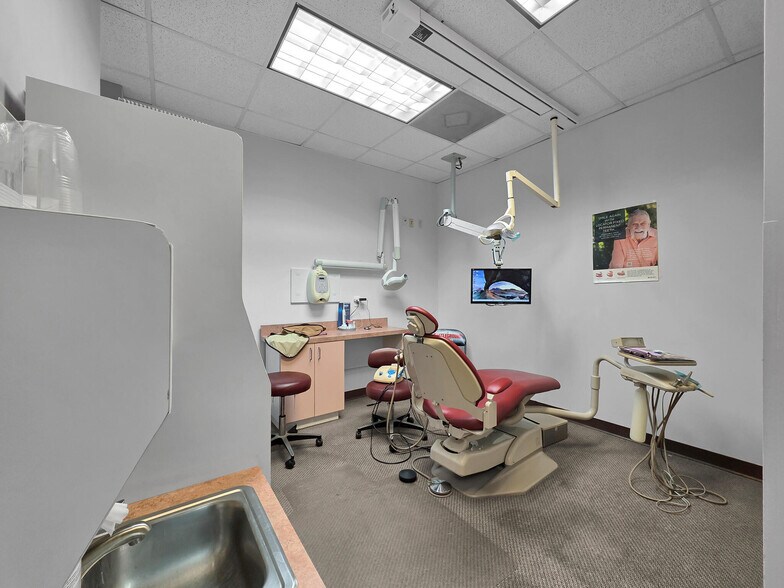 More Photos Of 6429 Fairmont Pky, Pasadena Office For Sale