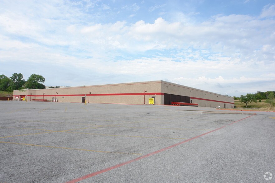 More Photos Of 2600 S Cherry Ln, Fort Worth Freestanding For Sale