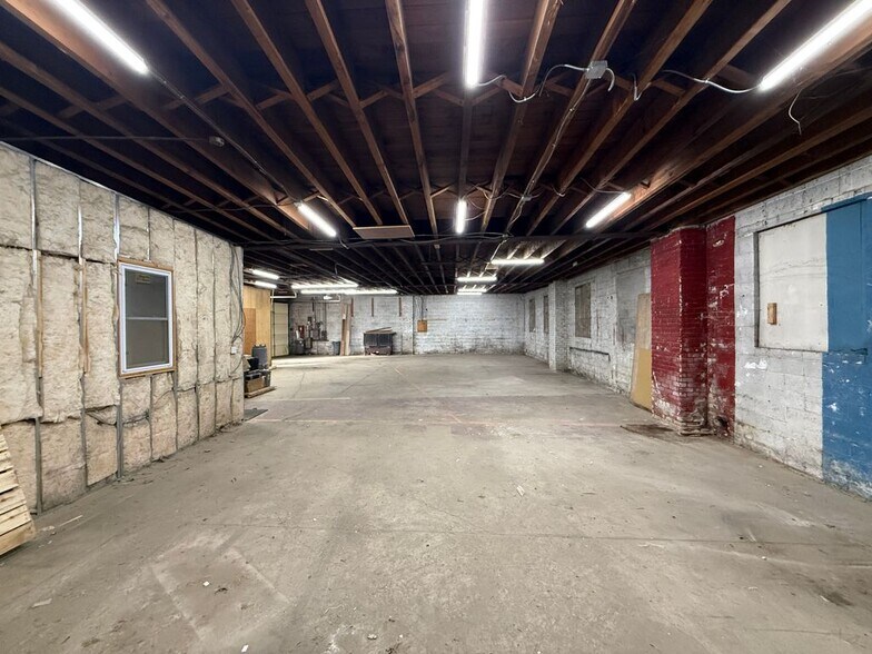 More Photos Of 7107 73rd Pl, Glendale Warehouse For Sale