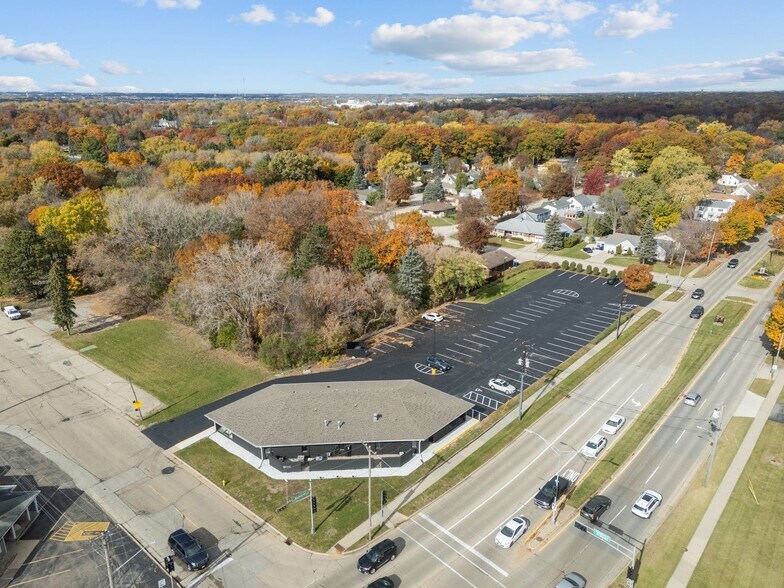More Photos Of 2009 S Memorial Dr, Appleton Office For Sale