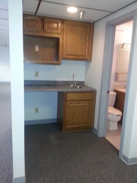 More Photos Of 2833 Lincoln St, Highland Office For Lease