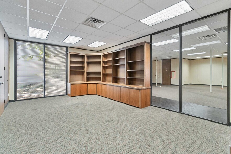 More Photos Of 429 Jefferson St, Kerrville Light Manufacturing For Sale