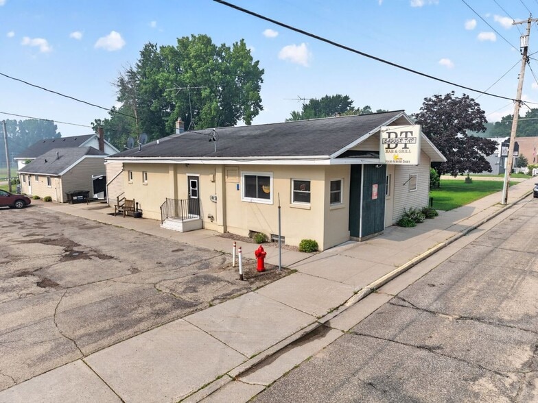 More Photos Of 133 E Main St, Embarrass Specialty For Sale