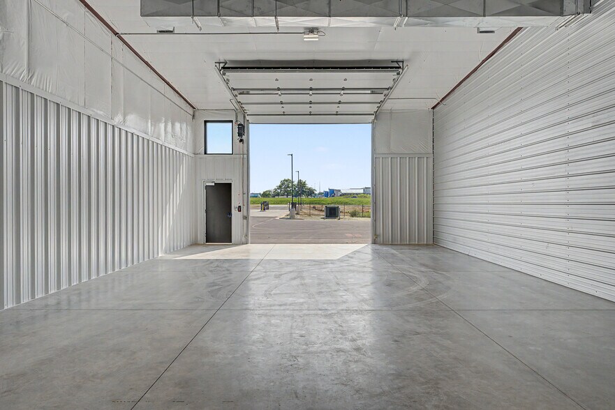 More Photos Of 25 Riverbluff Road, Ozark Self Storage For Lease