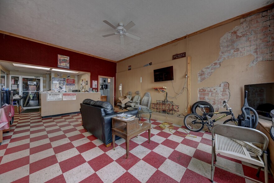 More Photos Of 307 E Alamo St, Brenham Auto Repair For Sale